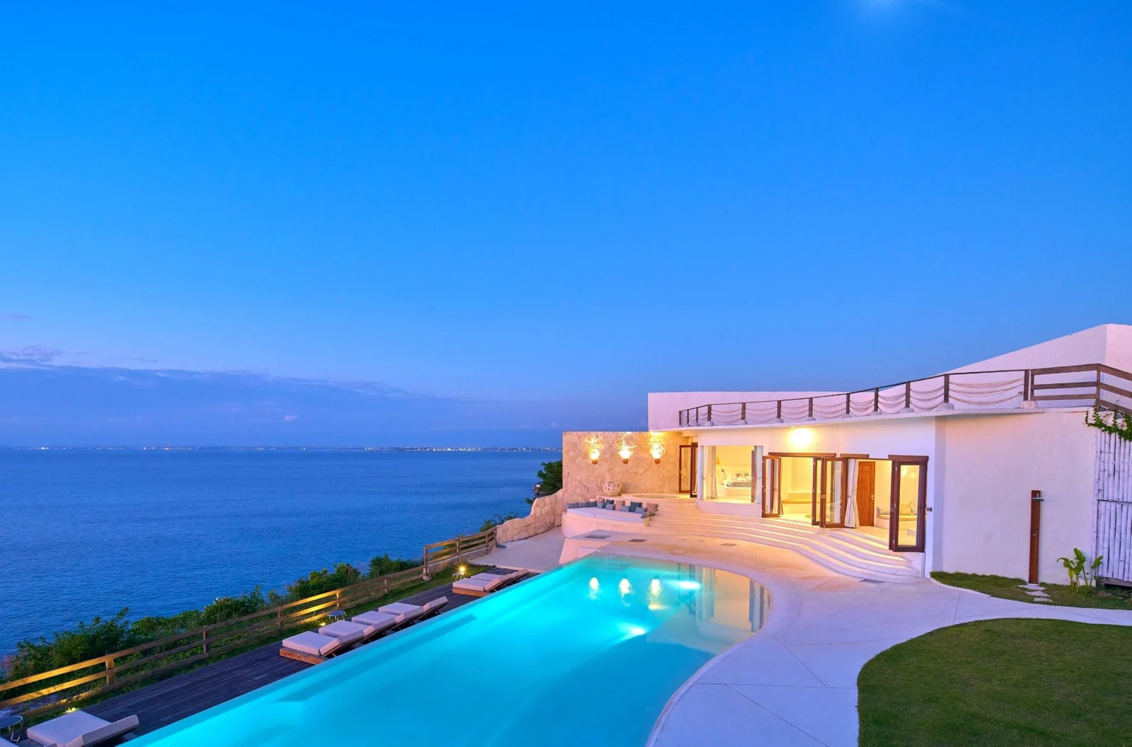 Clifftop villa and illuminated swimming pool